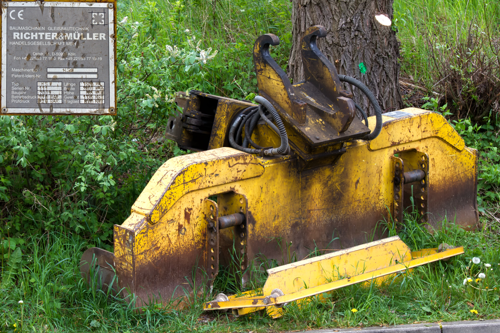 Schwellenwechselger�t (HSW) des Herstellers Baumaschinen Gleisbautechnik Richter & M�ller, mit ins Bild eingef�gtem Fabrikschild. - 11.05.2012