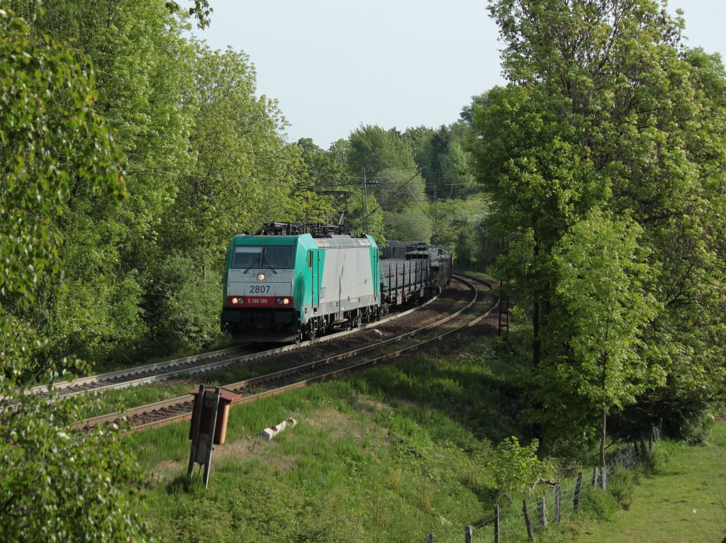 Schwer an ihrer Last ziehend kommt Cobra 186 199 (2807) am 06.05.2011 mit einem Stahlzug die Rampe von Aachen West nach Belgien hoch.
