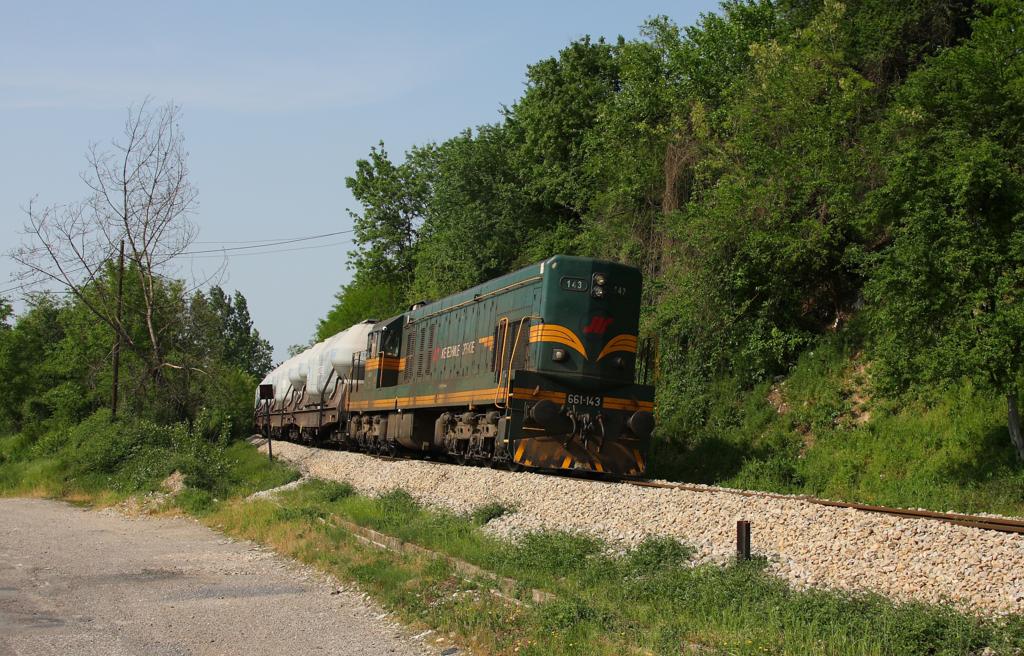 Schwer arbeiten musste diese Kennedy 661-143, als sie einen langen Zement Wagen Zug am 3.5.2013 bei Kurzrady nahe der bosnischen Grenze in Serbien schleppte.