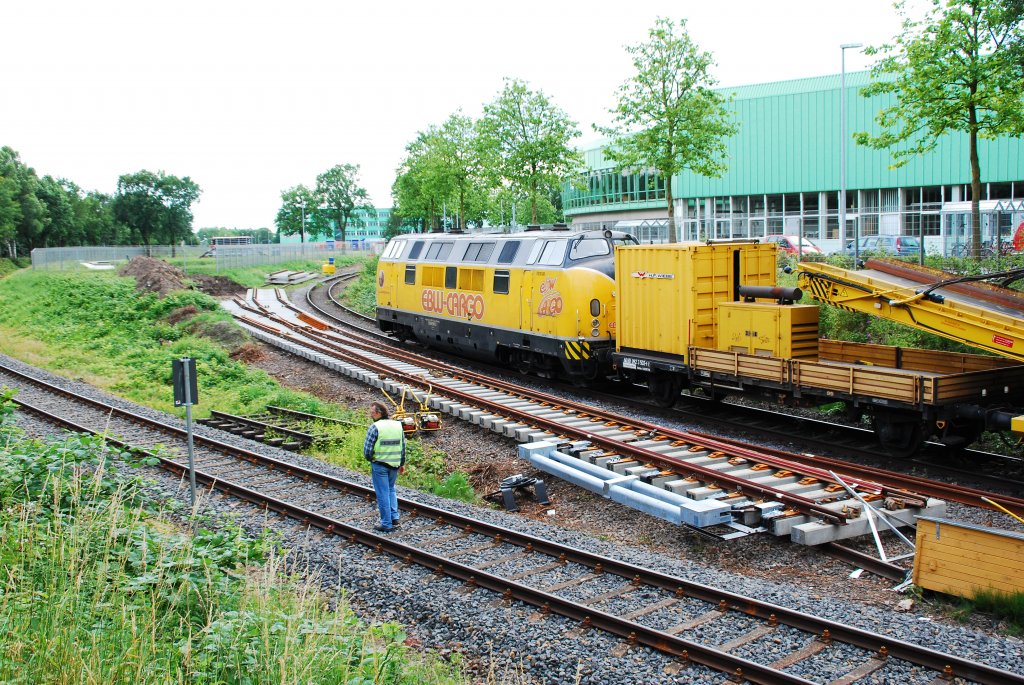 Schwer bei der Arbeit: V270.06 der EBW-Cargo im Einsatz mit einem Bauzug bei den Miele-Werken in Gtersloh. Im Juni 2009 wurde auf der Zulieferstrecke rund um das hier gelegene Industriegebiet, eine Weiche erneuert. Diese sieht man hier noch als  Roh-Objekt vor der Lok liegen. Am Abend des 20.06.2009
