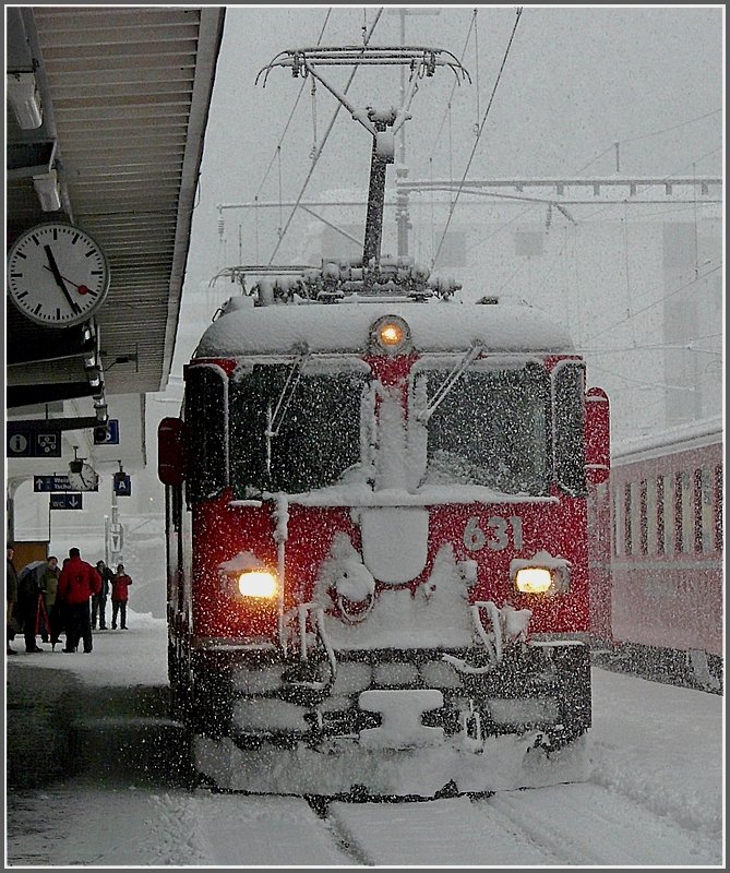 Schwer gezeichnet vom dichten Schneetreiben, durchfhrt die Ge 4/4 II 631  Untervaz  am 25.12.09 den Bahnhof von Arosa. (Jeanny) 