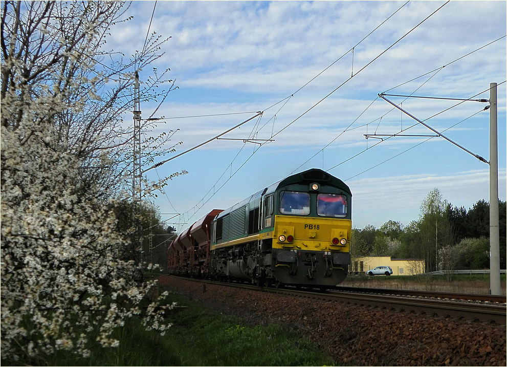 Schwerer Zug in der Steigung von Elsterwerda nach Hohenleipisch, 29.04.2012