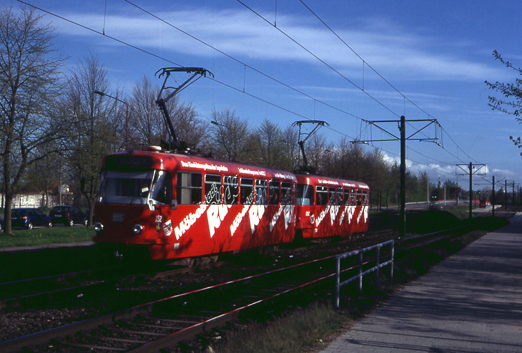 Schwerin Tw 152 und 252 in der Gartenstadt, 07.05.2001.