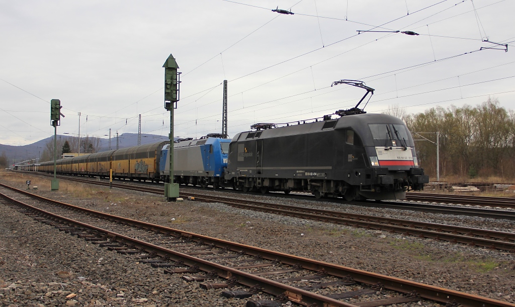 Schwestern im Geiste: 182 514 mit der Wagenlok 185 514 und geschlossenen ARS Autotransportwagen in Fahrtrichtung Sden. Aufgenommen am 01.04.2012 in Eschwege West.
