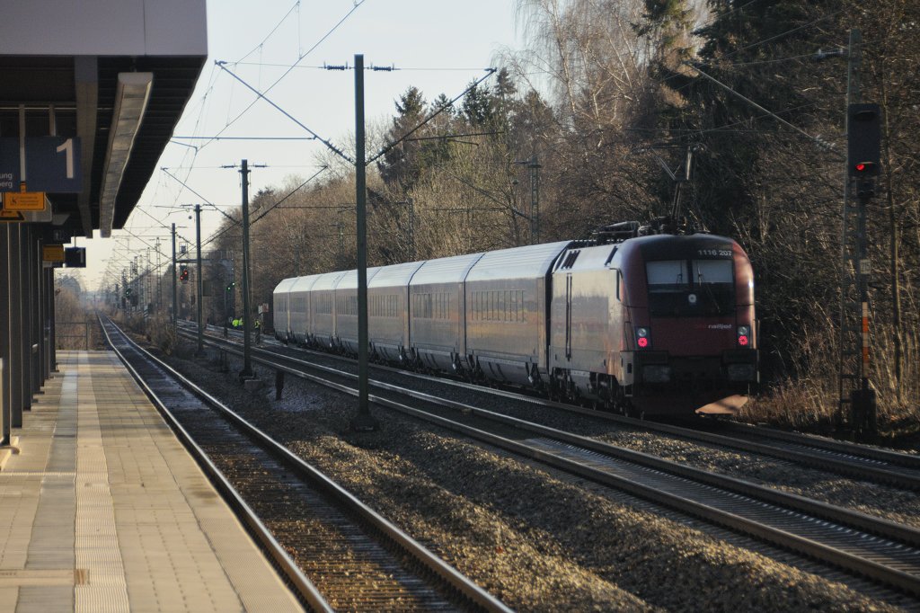 Schwierigen Lichtverhltnissen getrotzt : Einem Lineal gleich schiebt 1116 207-0 ihre Railjet-Garnitur vor sich her, Richtung Rosenheim. (Gronsdorf, 03.12.2009).