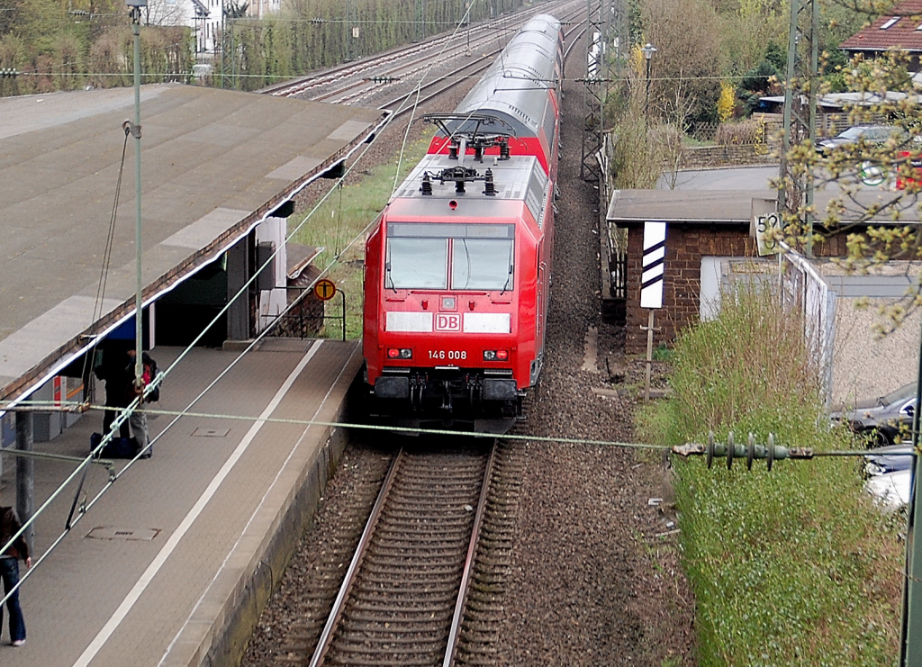 Schwupps und am Bahnsteig vorbei, ist die schiebende 146 008 mit einer Fuhre RE Dostockzug durch Angermund. 3.4.2011