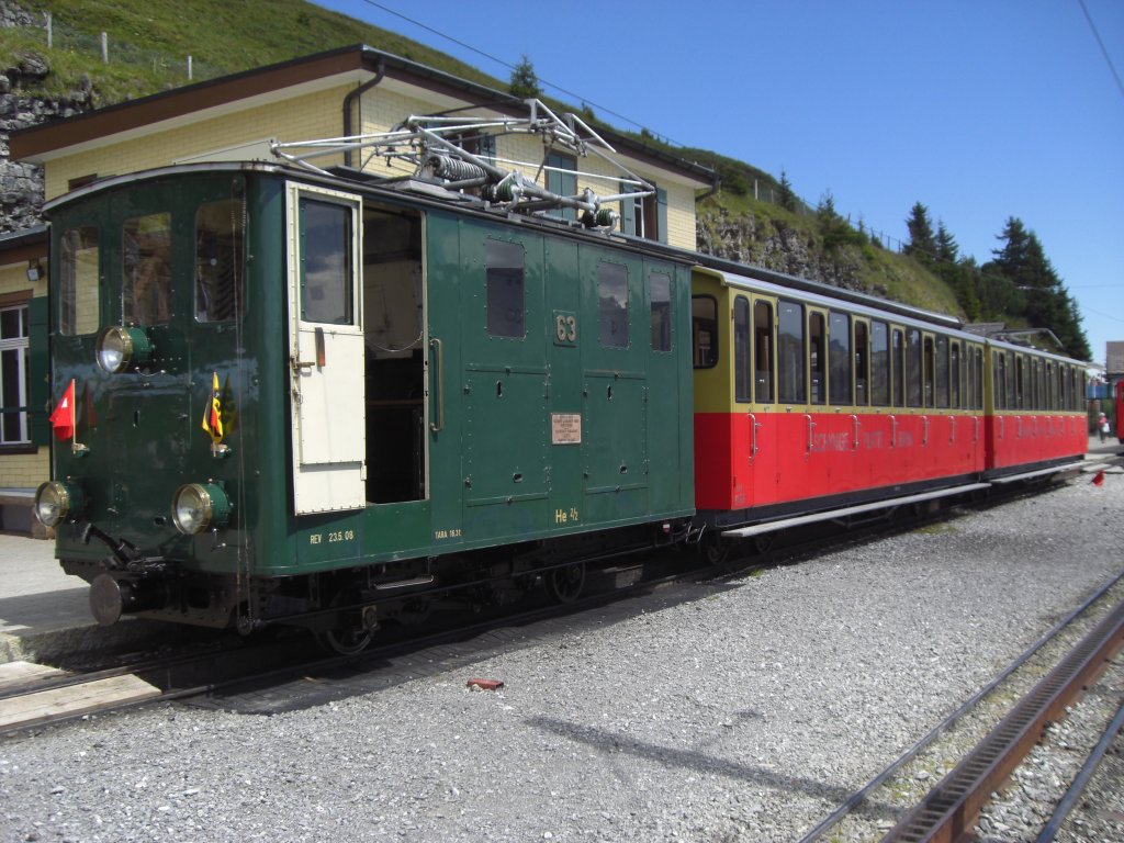 SchynigePlattenBahn Lok 63 festlich Geschmckt zum Nationalfeiertag der Schweiz Bahnhof Schynegeplatte(01.08.2011)