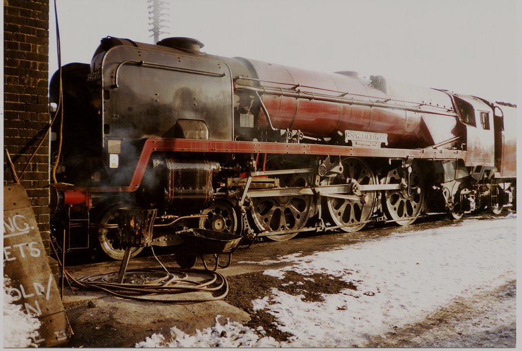 Scnellzug Dampflokomotive 34027  Taw Valley  in Harry Potter Hogwarts
Express Farbgebung aufgenommen in Loughborough auf der Great Central
Railway im Dezember 2000.