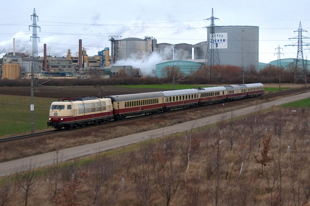 SD 17826 mit DB 103 235 ist kurz nach Tulln von Wien Franz Josef's Bahnhof nach Hamburg unterwegs. Die Aufnahme enstand vor der Zuckerfarbik am 08.12.2011, leider ohne Sonnenlicht.