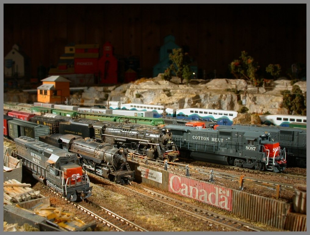 SD 45 7514 SP, Mikado 3304 SP beide >Modell Kato<
Berkshire 7465 C&O >Modell Life Like<
GE Dash 8-40B 8087 Cotton Belt >Modell Atlas<
(29.11.2009)