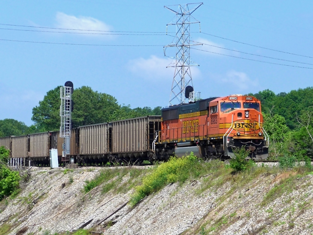 SD70MAC der BNSF, #8983, schiebt einen Gterzug auf der Hauptstrecke vorbei (Chattanooga, 30.5.09).