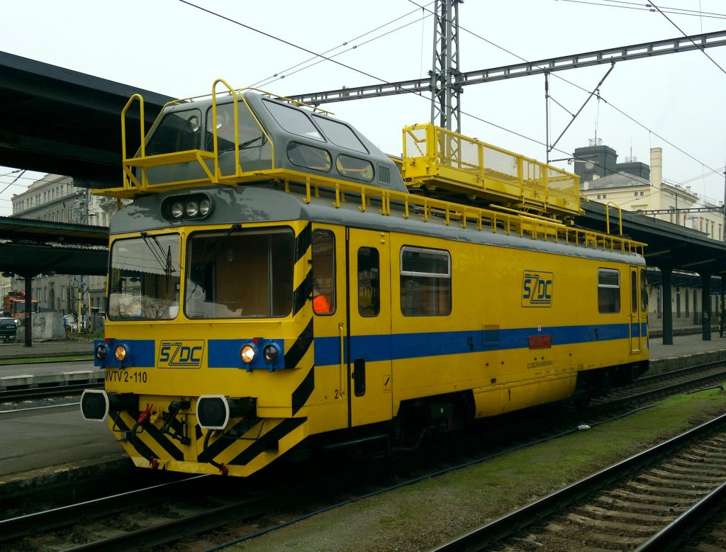 SDC Oberleitungsrevisionstriebwagen MVTV2 110 auf Bahnhof Praha Masarykovo am 22.12.2012.
