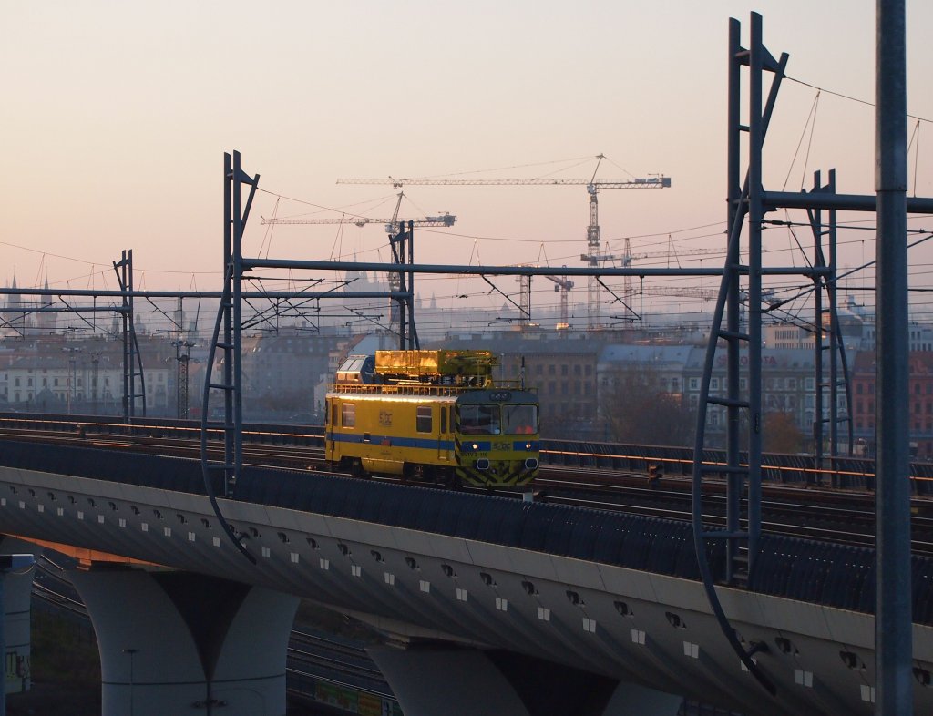 SDC Oberleitungsrevisionstriebwagen MVTV2 110nahe dem Hauptbahnhof Prag am 19.11. 2012.