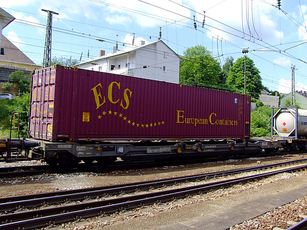Sdgnss 33854506831-8, beladen mit einem 40'Container, ist in einm Gterzug eingereiht, und rollt bei Passau Richtung sterreich;110616