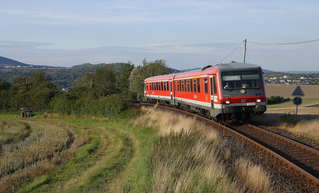 Sdlich von Mayen rollte am 10.8.2011 629 301 seinem Ziel Kaisersesch entgegen.
(Pellenz-Eifel-Bahn/Eifelquerbahn,Andernach-Mayen-Kaisersesch-Daun-Gerolstein)