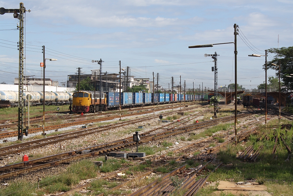 Sdliche Bereich des Bf. Surat Thani mit der GEK 4044 (Co'Co', de, General Electric, Bj.1966, Fab.Nr. 35950) vor einem Containerzug; 24.August 2011.

