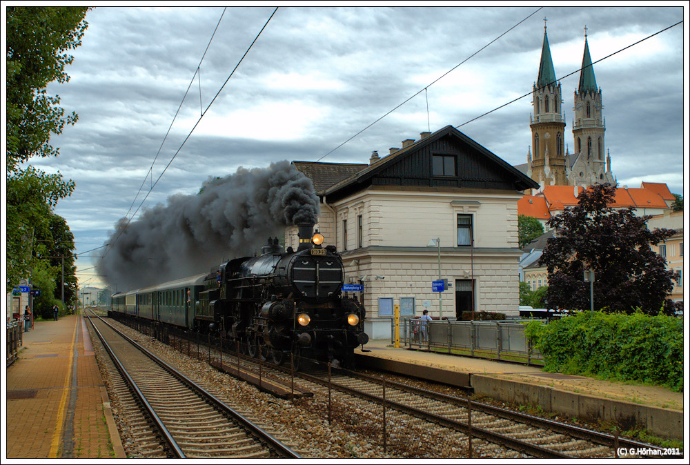 Sdz R 17346 nach Spitz an der Donau mit 310.23 an der Spitze durchfhrt Klosterneuburg Kierling, 18.6.2011