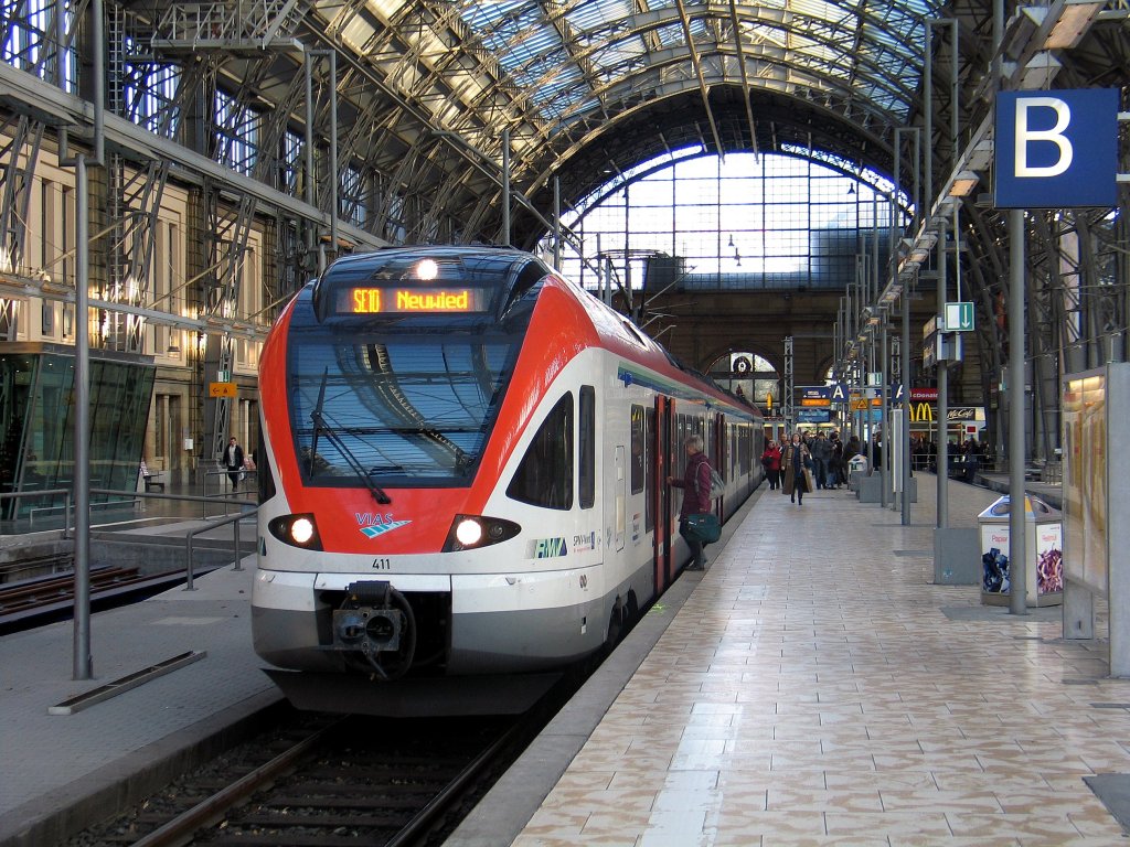 SE 10 (Wagennummer 411 von Vias) in Frankfurt am Main Hbf kurz vor der Abfahrt nach Neuwied am 10.12.2011.