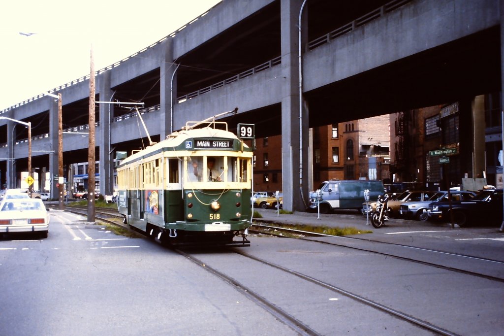 Seattle's Waterfront Steetcar am 19. Mai 1986 auf der Fahrt von Pier 70 zur Main Steet. Der Wagen 518 aus dem Jahr 1927 stammt aus Melbourne.