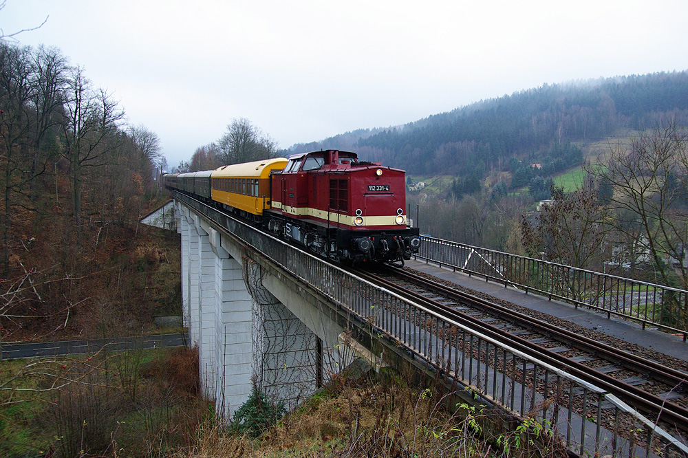 Sebnitztalbahn: Nikolaussonderfahrten mit 112 331 & 52 8080 im Pendel zwischen Neustadt und Bad Schandau. Auf dem Foto befindet sich der Zug nachdem er Sebnitz verlassen hat auf dem Viadukt in Amtshainersdorf, weiter geht die Fahrt durchs Sebnitztal nach Bad Schandau.
06.12.2009


