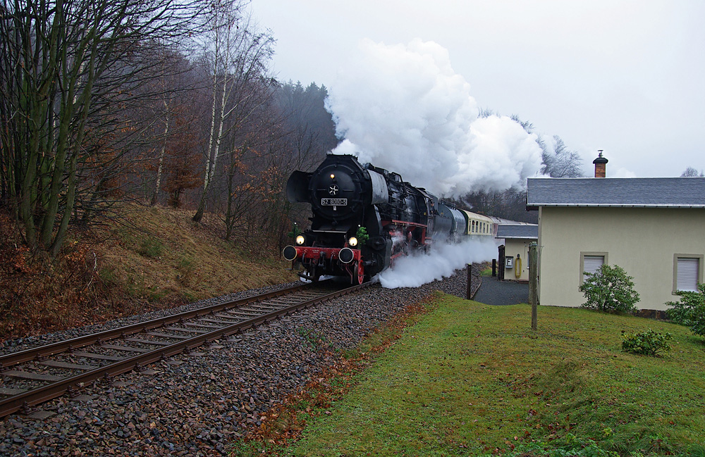 Sebnitztalbahn: Nikolaussonderfahrten mit 52 8080 im Pendel zwischen Neustadt und Bad Schandau. Auf dem Foto erklimmt die 52 die Steigung zwischen Sebnitz und Krumhermsdorf, befindet sich hier oberhalb der Ortslage von Schnbach und umfhrt das Ungermassiv.
06.12.2009