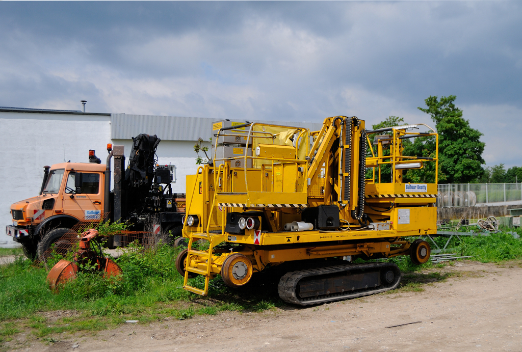Sebstfahrendes Schienengebundenes Ger�t, Zweiwegehubarbeitsb�hne 7,7t von Balfour Betty rail GmbH Berlin. Am 25.5.2013 in Geilenkirchen Lindern abgestellt.