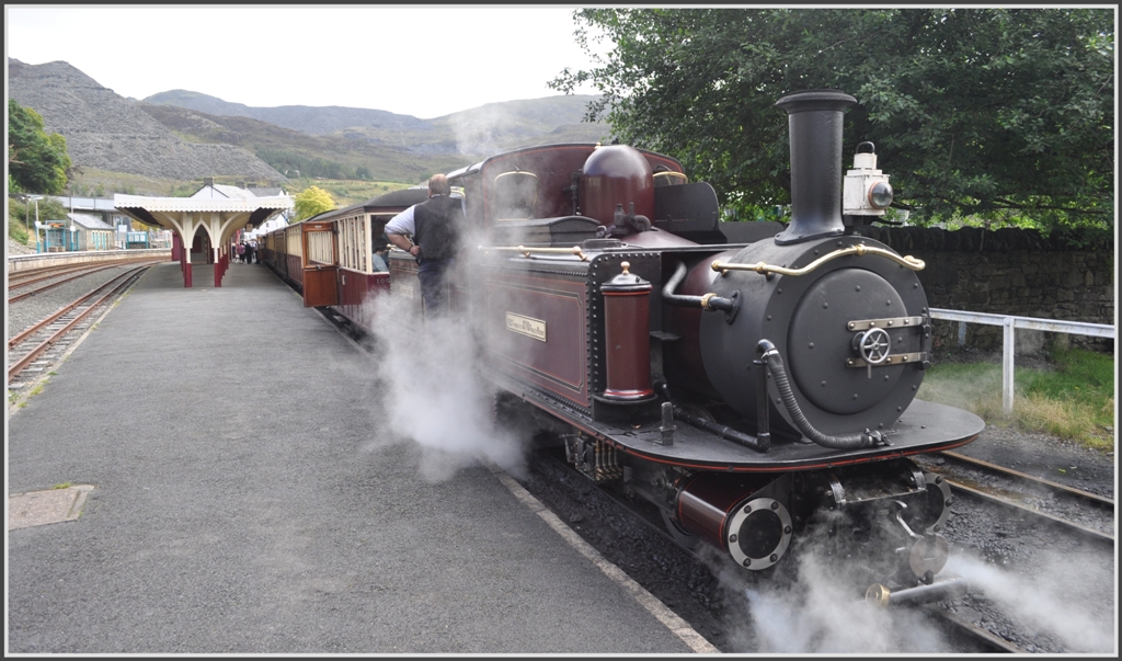 Sechs Dampfzge fahren am 04.09.2012, einem Dienstag, die Gesamtstrecke von Porthmadog nach Blaenau Ffestiniog und zurck. Bereits der erste Zug ab Blaenau um 11.50 ist komplett ausgebucht. Gezogen wird der lange Zug von der Lok 10  Merddin Emrys , einer Doppellok nach Patent Fairlie. (04.09.2012)