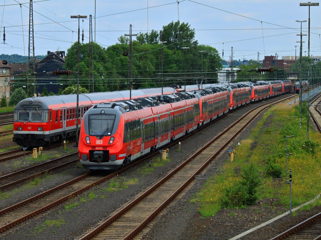 Sechs neue Hamsterbacken (Talent 2) stehen von einem Security-dienst bewacht am 02.06.2012 in Aachen Rothe Erde. Die Zge sollen ab dem 10.06.2012 graffitifrei als RE9 (RSX) zwischen Aachen und Siegen eingesetzt werden. Zu sehen sind 442 257, 442 759, 442 756, 442 236, 442 760 und 442 258.