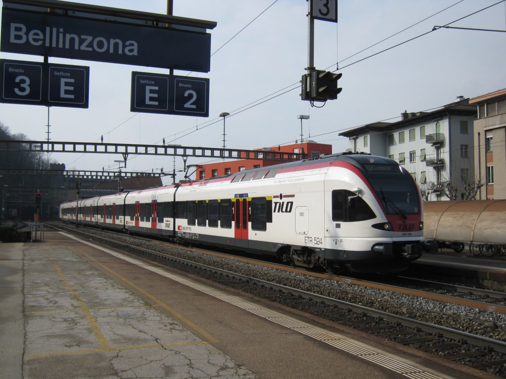 Sechsteiliger FLIRT (524 104) bei Einfahrt in Bellinzona, 22.02.2011.