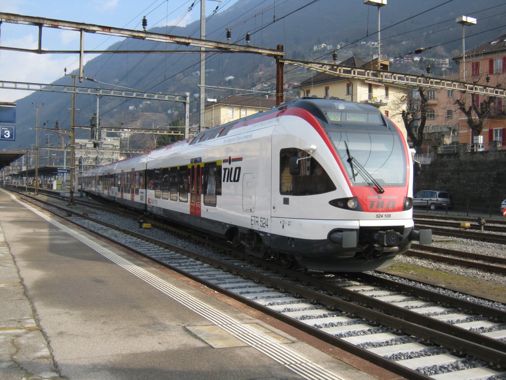 Sechsteiliger FLIRT (524 105) bei Ausfahrt in Bellinzona, 22.02.2011.