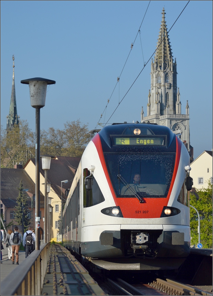 Seehas 521 207 verlsst Konstanz. Mai 2013.