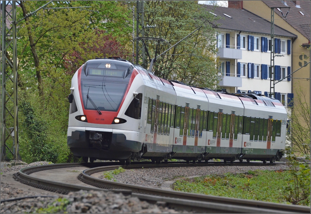 Seehas nach Engen fhrt den kleinen Hgel herunter. Seit zwanzig Jahren wird um einen Haltepunkt an dieser zentralen Stelle gekmpft, alle Buslinien halten hier. In Berlin sitzt man aber leider ber Kostentabellen statt Kundenwnschen. Dabei wre rechts vom Zug viel Platz fr einen Bahnsteig, der ber eine Rampe ganz leicht behindertengerecht zu gestalten wre. Konstanz, Mai 2013.