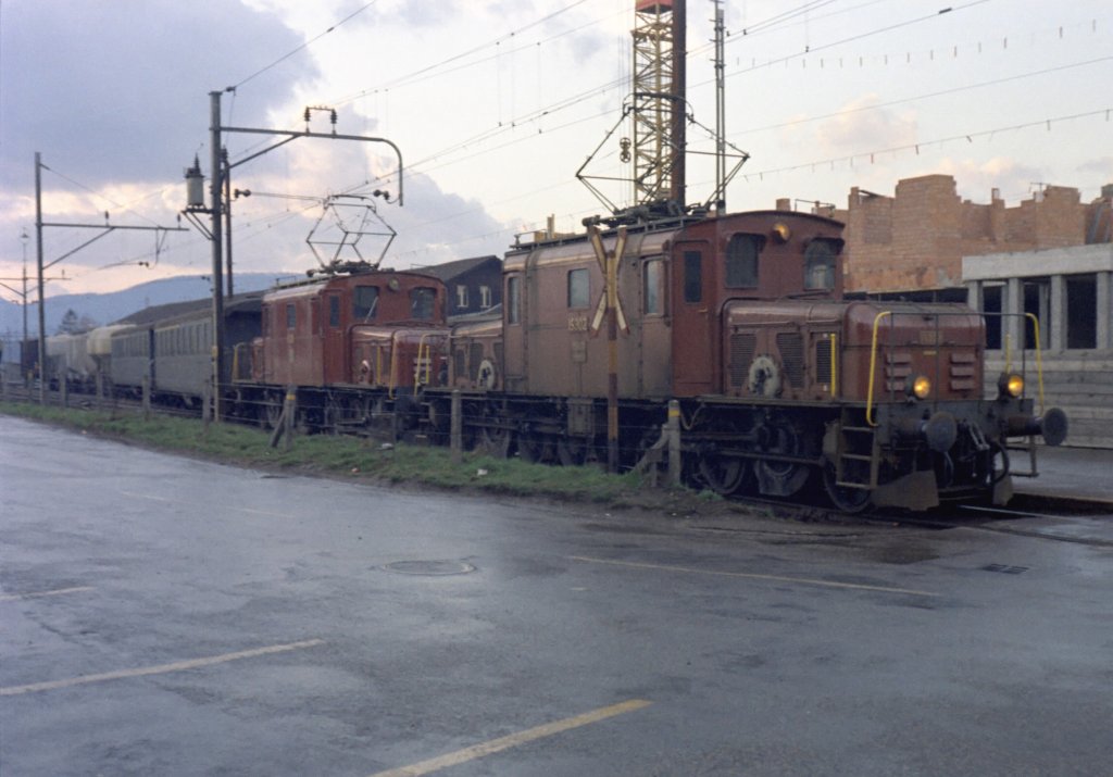 Seetal 2*De 6/6 15302+ 15303. 2 GmP vereinigt von Lenzburg nach Beinwil. 1976 (Scan ab Dia)