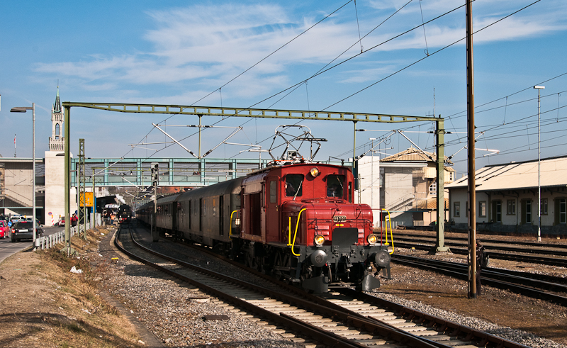 Seetalkrokodil De 6/6 15301 mit dem  Schneewalzer  SDZ 91852 (Heilbronn - St. Gallen) am 12. Februar 2011 in Konstanz.