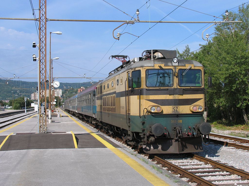 Sehr erfreut war ich um diese 42 Jahre alte E-Lok in alte Farbstellung zu sehen. Die 342-011 auf Bahnhof Koper am 5-8-2010.
