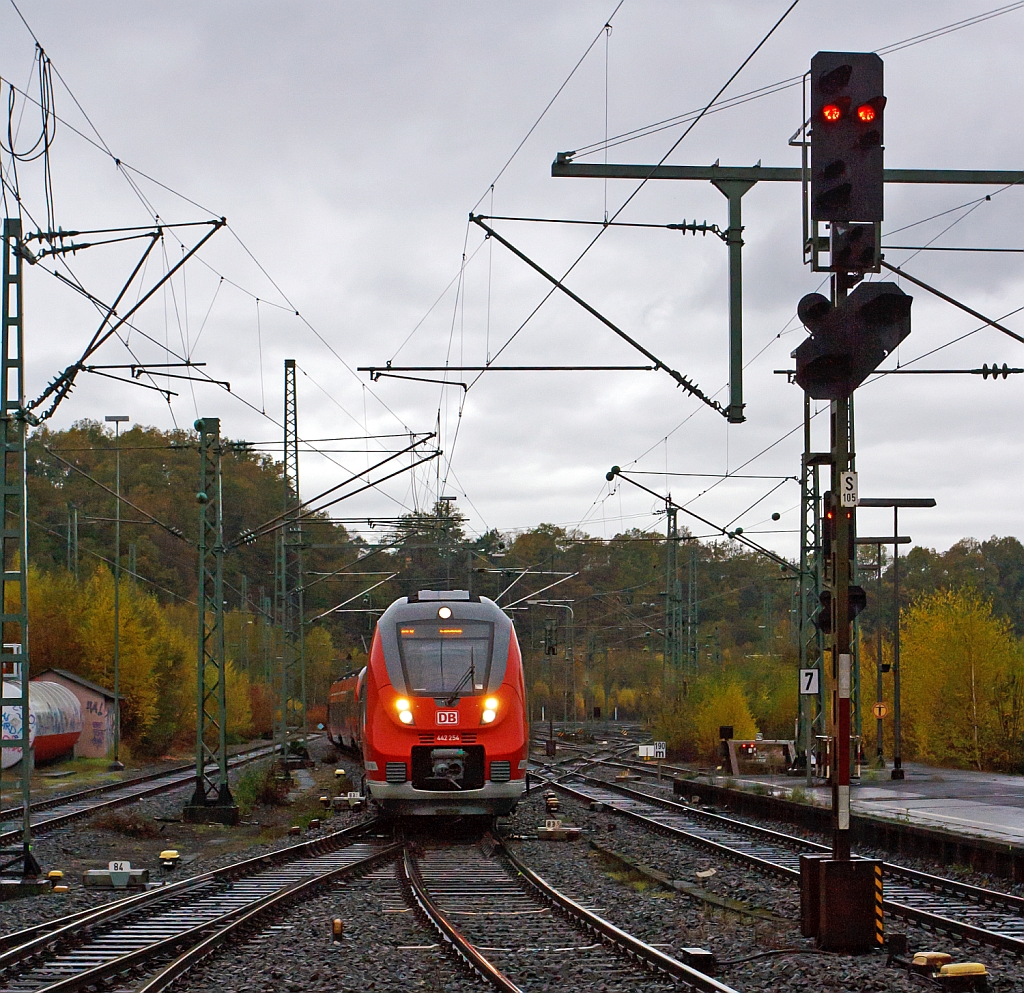 Sehr freundlich Grt mich der Aachener Lokfhrer Georg mit dem Fernlicht, der hier 442 254 und 442 255 (Zwei gekuppelte 4-teilige Talent 2) als RE 10913 bzw. RE 9 - Rhein Sieg Express (RSX) Aachen - Kln - Siegen, am 03.11.2012 um 13:36 Uhr (bei Nieselregen) in den Bahnhof Betzdorf/Sieg steuert. Ich hoffe mein Gruzeichen ist auch angekommen.