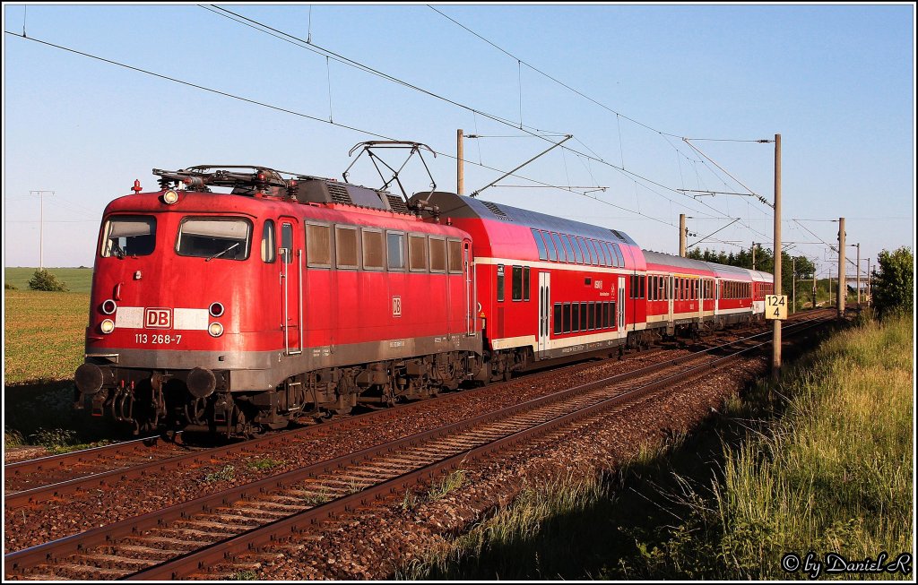 Sehr gefreut hatte ich mich ber den PbZ-2464 der am 25.05.2011 ein paar mehr Wagen am Haken hatte. Gezogen wurde der schnste Planzug von 113 268. Er konnte kurz vor der Einfahrt in den Bf Kfering abgelichtet werden.