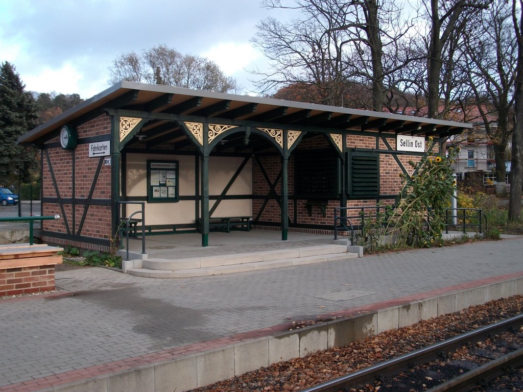 Sehr gelungen ist das Bahnhofsgeb�ude von Sellin Ost geworden.Aufnahme am 05.November 2010.