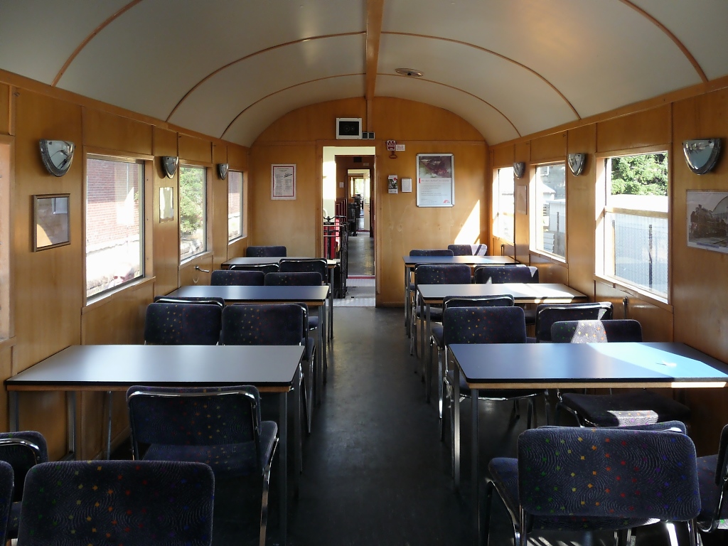 Sehr gem�tlich ist die Inneneinrichtung im Restaurant-Wagen des Schluffs (5.9.2010).