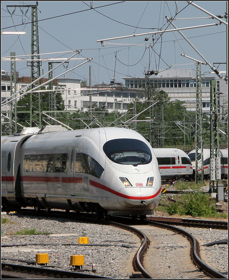 Sehr geschlängelt - 

ist die Einfahrt in das Gleis 10 am Stuttgarter Hauptbahnhof. Der ICE 3 kommt aus München und muss sich über zahlreiche gegenläufige Gleisbögen winden. 

21.07.2013 (M)