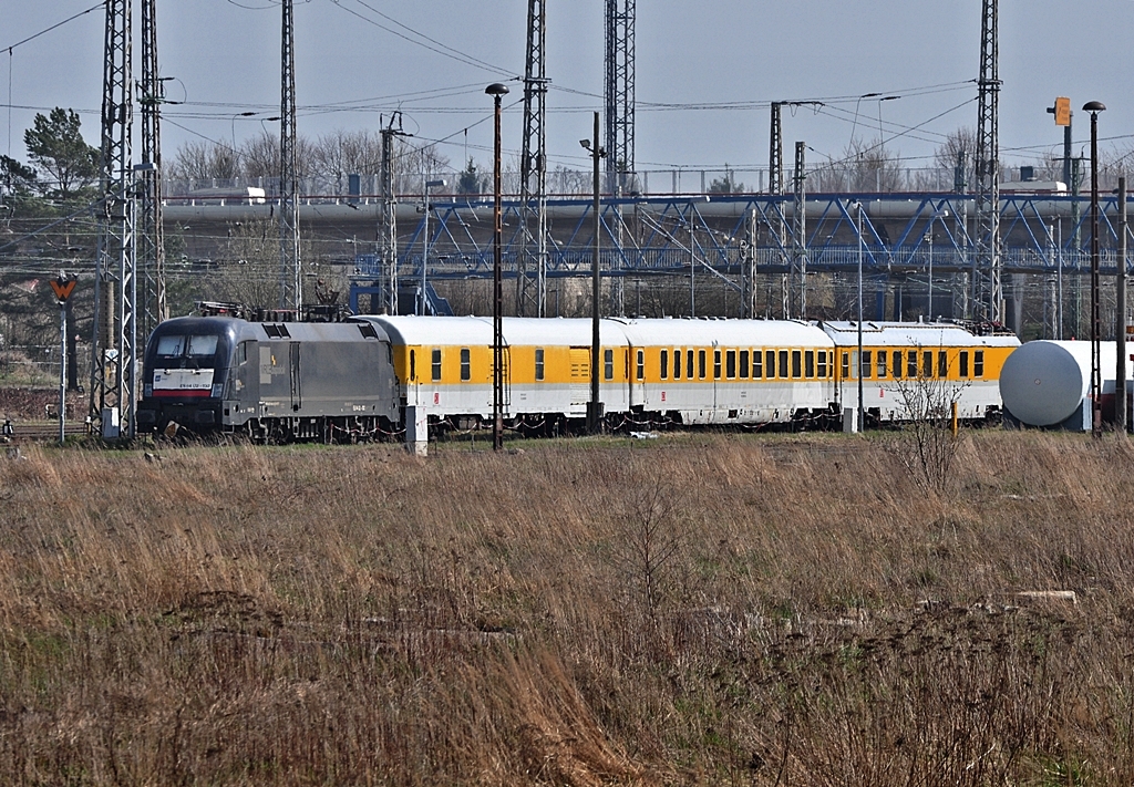 sehr seltener Wochenendgast im Bf Stralsund, ein Taurus, ES 64 U2 032 mit einem Mezug am 17.04.2010