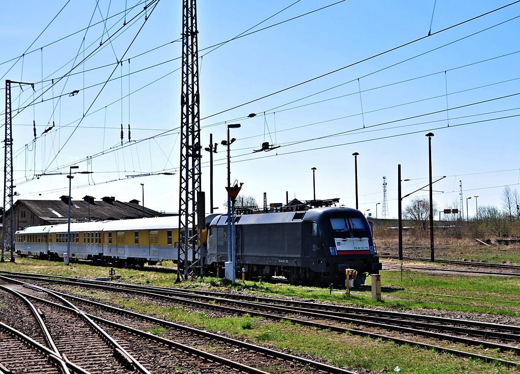 sehr seltener Wochenendgast im Bf Stralsund, ein Taurus, ES 64 U2 032 mit einem Mezug am 19.04.2010

fotografiert aus dem fahrenden Zug

