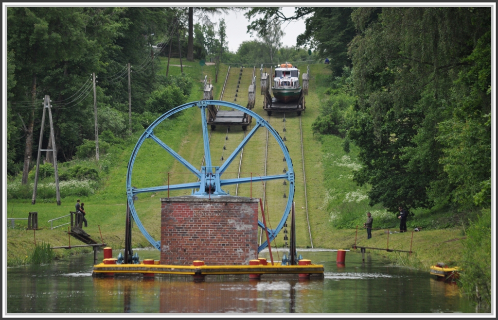 Seilumlenkrolle. Ein beladener Wagen kommt herunter, ein leerer Wagen geht nach oben. (06.06.2012)