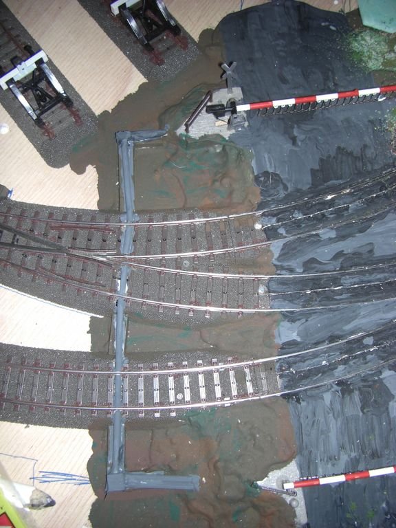 Seilzugkanle fr den Bahnbergang. Auch hier wieder Schschlikspiee.
Wegen der Weiche wurde er leider nicht ganz gerade, da ich das Profil des C-Gleises durchgebohrt habe