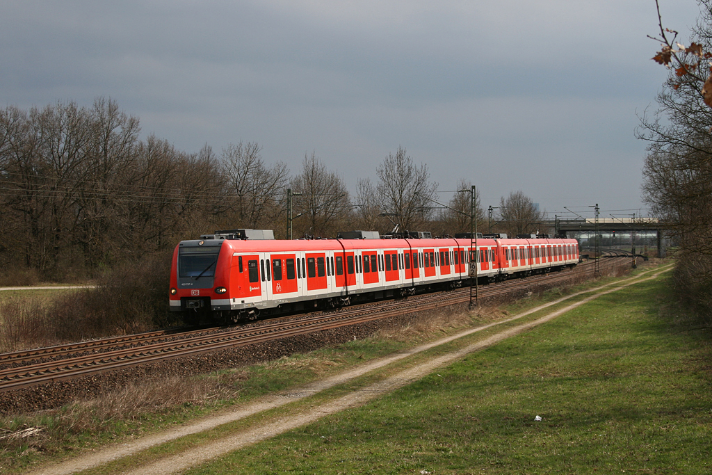 Sein Nachfolger: 423 737 am 10.04.2010 bei Feldmoching.