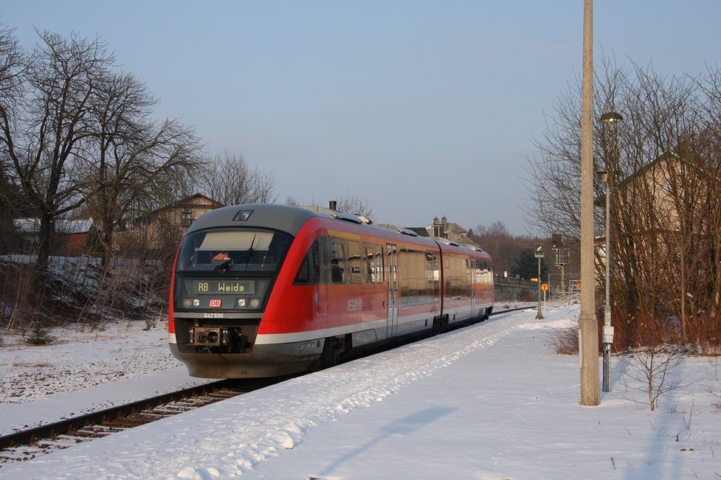 Seit 01.03.2011 leider eingestellt, der RB-Verkehr zwischen Zeulenroda unt. Bf und Mehltheuer. Am 22.02.2011 war 642 186/686 noch hier eingesetzt und wartet als RB16470 in Mehltheuer auf die Abfahrtszeit.