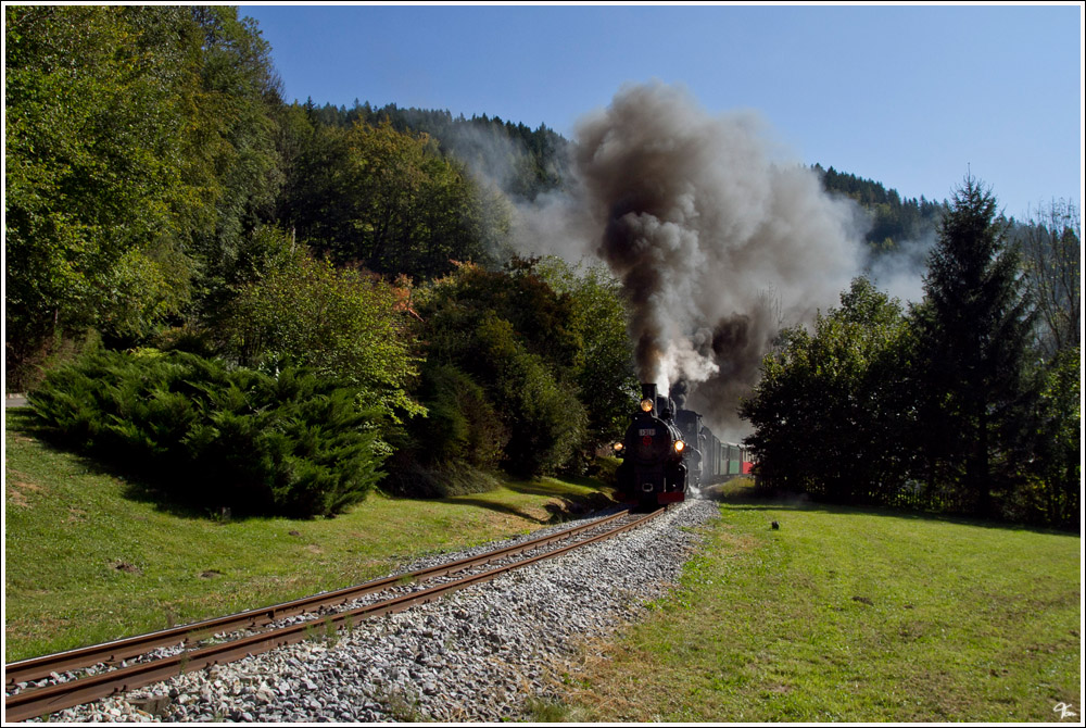 Seit 100 Jahren gibt es nun die Feistritztalbahn von Weiz nach Birkfeld. Aus diesem Anlass fuhren die beiden Dampfloks 83.180 (ex Bosnien) und die ZB 2 (Zillertalbahn) ber diese wunderschne Strecke. 
Koglhof 1.10.2011

