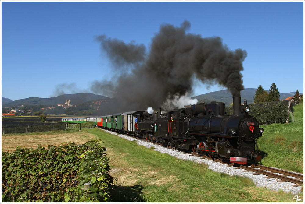 Seit 100 Jahren gibt es nun die Feistritztalbahn von Weiz nach Birkfeld. Aus diesem Anlass fuhren die beiden Dampfloks 83.180 (ex Bosnien) und die ZB 2 (Zillertalbahn) ber diese wunderschne Strecke. 
Weiz 1.10.2011

