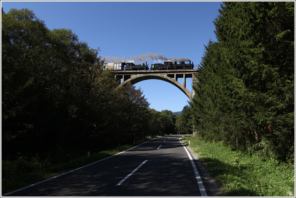 Seit 100 Jahren gibt es nun die Feistritztalbahn von Weiz nach Birkfeld. Aus diesem Anlass fuhren die beiden Dampfloks 83.180 (ex Bosnien) und die ZB 2 (Zillertalbahn) ber diese wunderschne Strecke. 
Feistritzviadukt Anger 1.10.2011 
