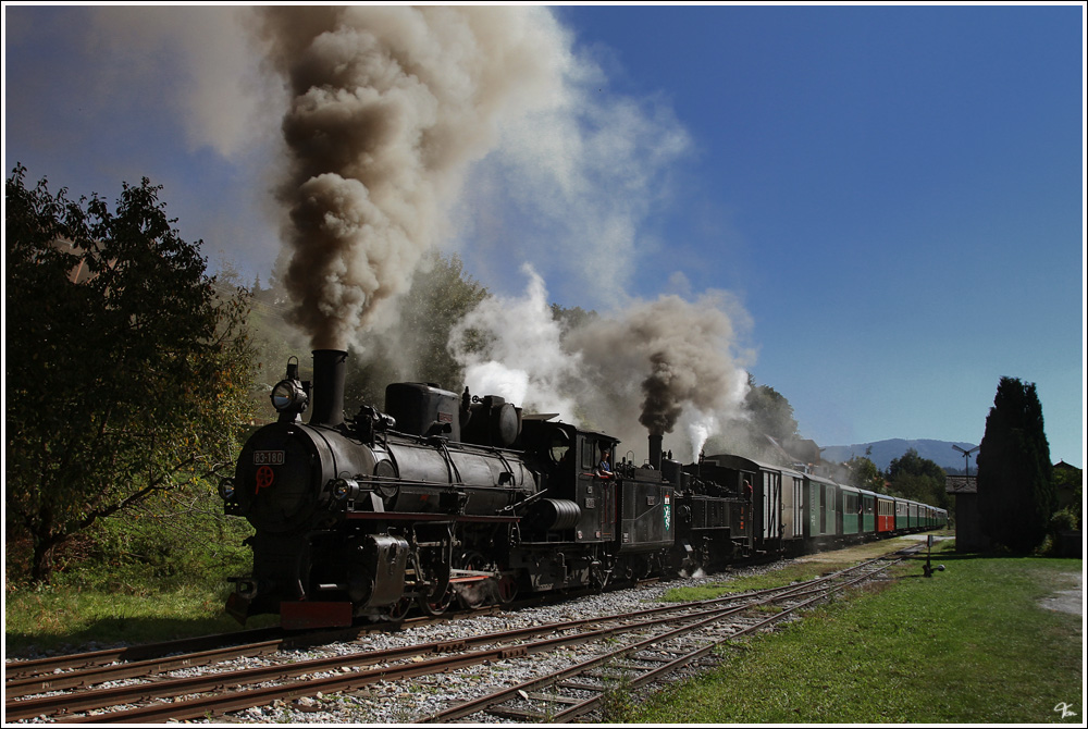 Seit 100 Jahren gibt es nun die Feistritztalbahn von Weiz nach Birkfeld. Aus diesem Anlass fuhren die beiden Dampfloks 83.180 (ex Bosnien) und die ZB 2 (Zillertalbahn) ber diese wunderschne Strecke. 
Anger 1.10.2011 

